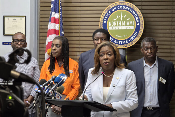 La decisión del Gobierno de Trump de eliminar el TPS para 521.000 haitianos a partir del 2 de septiembre ha causado un temor nunca antes visto entre los exiliados en Estados Unidos, donde ya casi no salen a las calles, contaron este lunes integrantes de la Red Nacional de Funcionarios Haitianoestadounidenses Electos.
