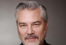 Mauricio Mendoza: Un actor latino que hace historia en Broadway Mauricio Mendoza