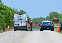 Denuncian la insalubridad del centro de detención Alligator Alcatraz, con 6 hospitalizados Oficiales de Policia custodian la entrada del centro de detención de migrantes 'Alligator Alcatraz'