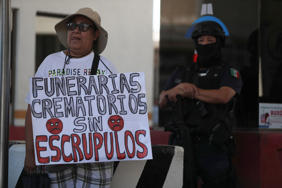 Mexicanos toman cruce fronterizo a un mes de hallazgo de cad&aacute;veres hacinados en crematorio