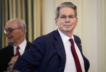 Secretario del Tesoro dice que ya comenzó proceso de reemplazo de Powell en la Fed Scott Bessent,