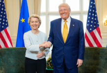EE.UU. y la UE evitan una guerra comercial al pactar aranceles del 15 % a productos europeos , Ursula von der Leyen (i), posando junto al presidente de Estados Unidos, Donald Trump
