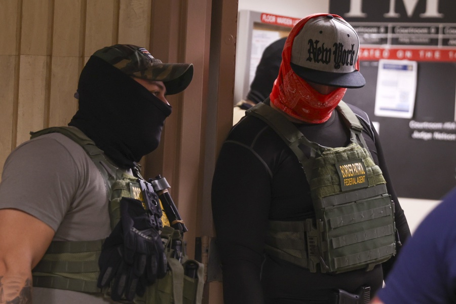 agentes ICE enmascarados