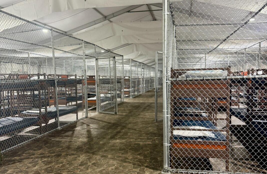 área del centro de detención para migrantes, conocido como 'Alligator Alcatraz'