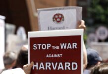 Concluye sin fallo audiencia sobre el bloqueo de fondos de Harvard pero jueza lo critica Harvard