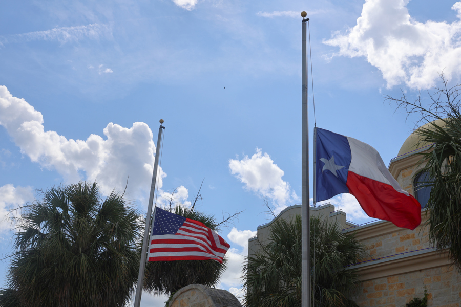 Texas iza las banderas a media asta en honor a los más de 100 muertos tras inundaciones Texas iza las banderas a media asta en honor a los más de 100 muertos tras inundaciones