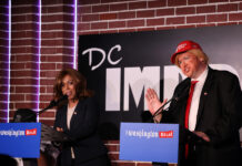 Alter ego de Trump y Harris batallan en un inusual show que hace reír a Washington comediante Yon Yaeger (d) interpretando al presidente de EE.UU., Donald Trump