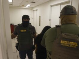 Las autoridades identificaron y detuvieron a Miguel Francisco Mora Núñez y Cristian Aybar Berroa, dos inmigrantes de origen dominicano.