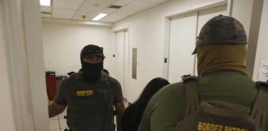 Las autoridades identificaron y detuvieron a Miguel Francisco Mora Núñez y Cristian Aybar Berroa, dos inmigrantes de origen dominicano.