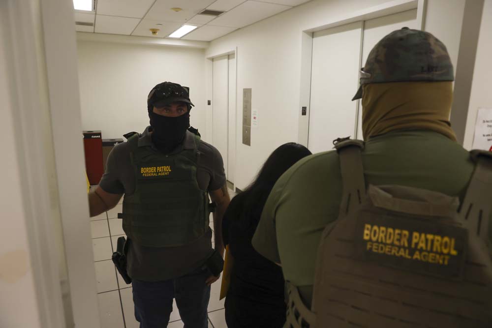 Las autoridades identificaron y detuvieron a Miguel Francisco Mora Núñez y CristianAybar Berroa, dos inmigrantes de origen dominicano.