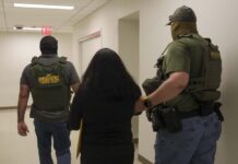 El primer año de Trump: un ataque "sin precedentes" a los migrantes en EE.UU. agente federal