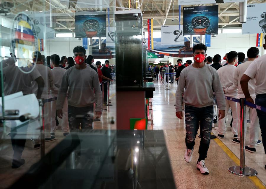 Más de 200 migrantes venezolanos regresan a su país en un vuelo procedente de Honduras