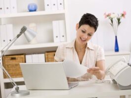 El poder silencioso de los hábitos en la productividad mujer de negocios