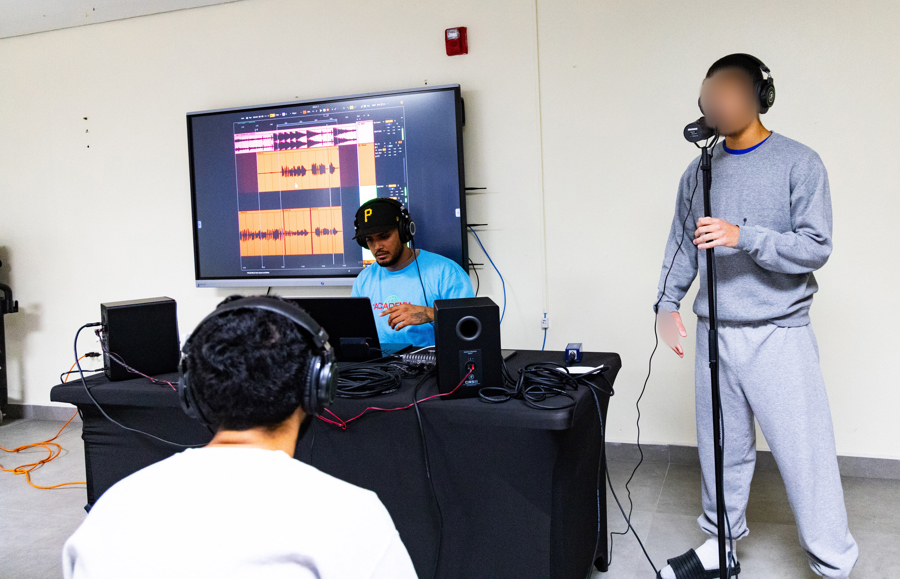 Fundación del sello que representa a Bad Bunny culmina un campamento de música para presos presos en una cárcel de Puerto Rico, participando del programa 'La Academia'