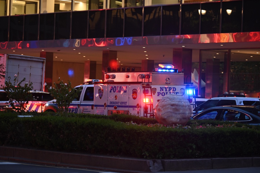 New York Police Officers respond to an active shooter incident in midtown tiroteo