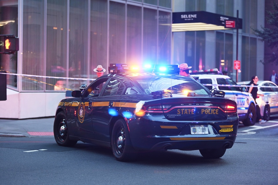 New York Police Officers respond to an active shooter incident in midtown tiroteo