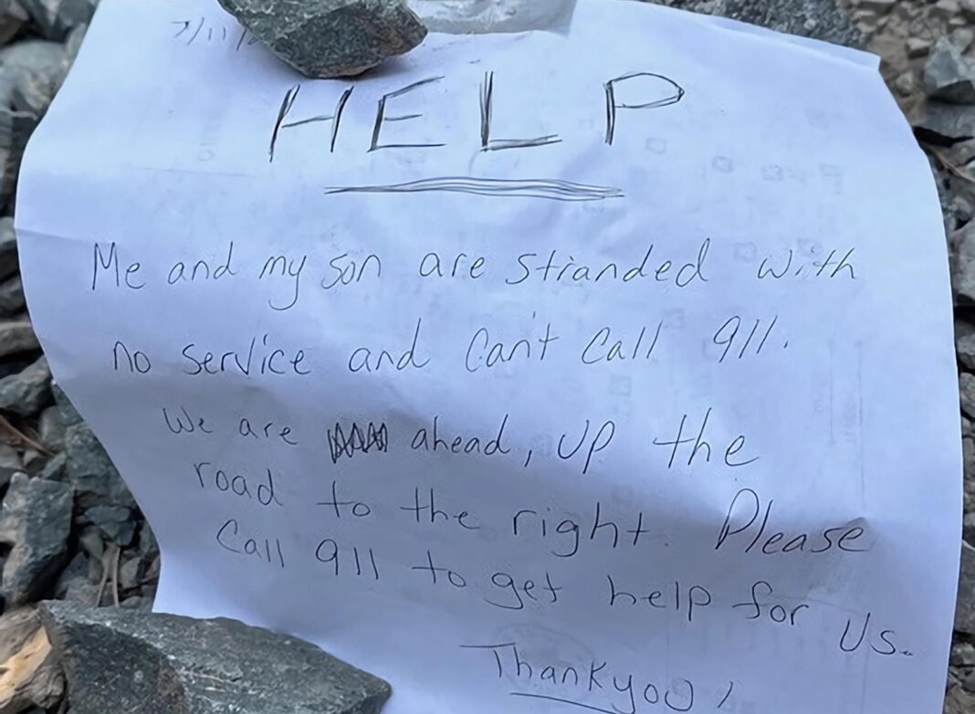 Notas escritas a mano ayudan a rescatar a una familia perdida en un bosque de California