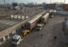 Lima recibe primer lote de vagones y locomotoras de Estados Unidos para tren de cercanías vagones de trenes que llegan desde Estados Unidos este sábado, en Lima