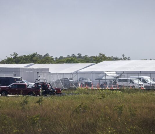 Coalición de Colorado denuncia “deterioro” de condiciones de migrantes detenidos por ICE Alligator Alcatraz