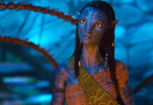 Zoe Saldaña como Neytiri durante una escena de la película 'Avatar: Fire and Ash'