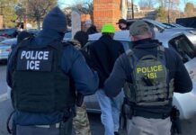 agentes-durante-el-arresto-de-uno-de-los-miembros-de-la-pandilla-Tren-de-Aragua-en-Aurora-Colorado