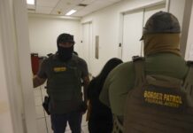 Las autoridades identificaron y detuvieron a Miguel Francisco Mora Núñez y Cristian Aybar Berroa, dos inmigrantes de origen dominicano.