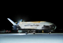 el avión no tripulado X-37B aterrizando en la Base de la Fuerza Espacial Vandenberg en California