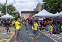 Niños juegan en el área de descanso de Poe Park durante el programa Calles de Verano 2024 en el Bronx. Crédito: NYC DOT