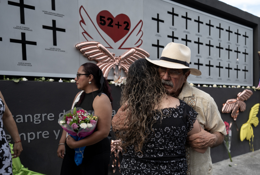 Familiares y amigos asisten a la conmemoraci&oacute;n del 14 aniversario del incendio al Casino Royale este lunes, en Monterrey
