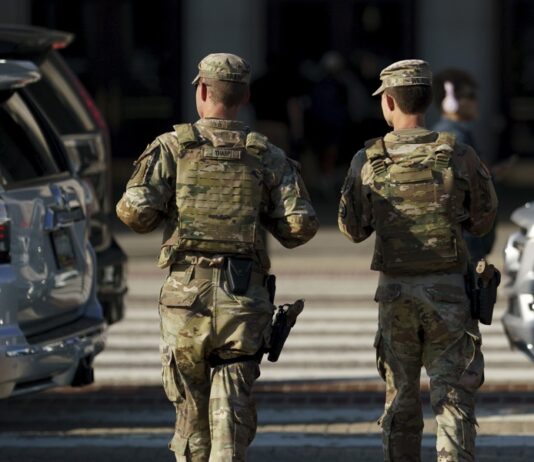 Trump insiste en el envió de tropas para controlar protestas migratorias en Oregón Guardia Nacional