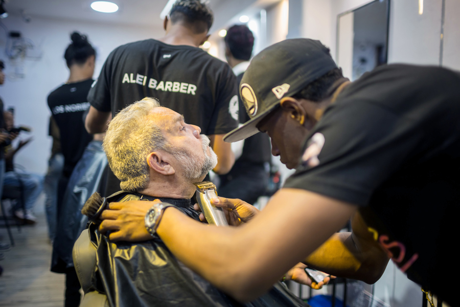 J&oacute;venes venezolanos labran su futuro en una nueva barber&iacute;a en Caracas