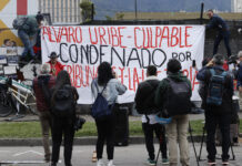 Jueza lee sentencia que impone 12 años de prisión domiciliaria al expresidente Uribe Jueza lee sentencia que impone 12 años de prisión domiciliaria al expresidente Uribe