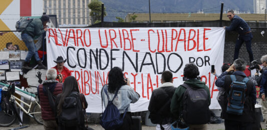 Jueza lee sentencia que impone 12 años de prisión domiciliaria al expresidente Uribe