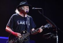 Neil Young abandona Facebook en protesta por política de Meta en uso de chatbots con niños Neil Young