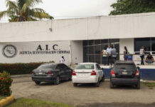 Personas esperan a las afueras de la Agencia de Investigación Criminal este martes, en Tapachula