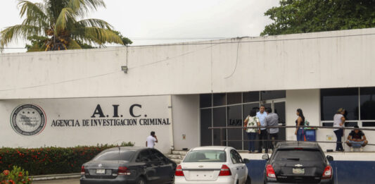 Personas esperan a las afueras de la Agencia de Investigación Criminal este martes, en Tapachula