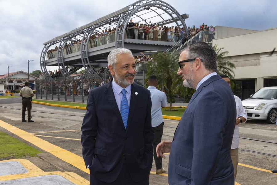Ricaurte V&aacute;squez (i), hablando con el senador republicano de Estados Unidos Ted Cruz este jueves, en Ciudad de Panam&aacute;