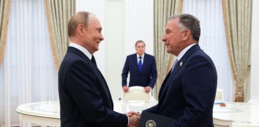 El presidente ruso, Vladímir Putin y el enviado especial de EE. UU. para Oriente Medio, Steve Witkoff, se estrechan la mano antes de una reunión en el Kremlin.