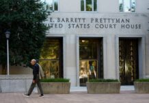 Regulador de Vivienda pide investigar a gobernadora de la Fed por otra hipoteca Fed Reserve Board Member Lisa Cook court appearance for Trump's attempted firing