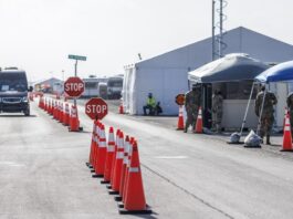 agentes de la Policía vigilando la entrada del centro de detención 'Alligator Alcatraz'