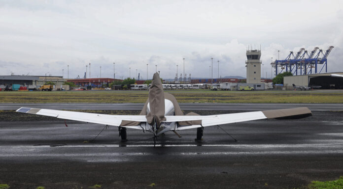 avioneta en el aeropuerto de Isla Grande este domingo, en San Juan