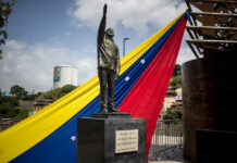 estatua del fallecido presidente Hugo Chávez este sábado, en Caracas