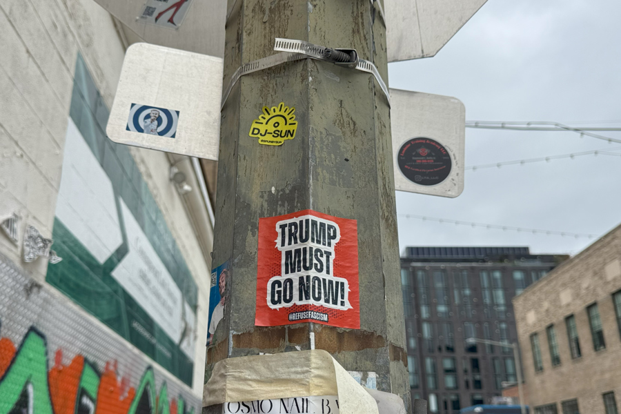 "Liberen a DC", Washington protesta con carteles y pegatinas la "toma hostil" de Trump