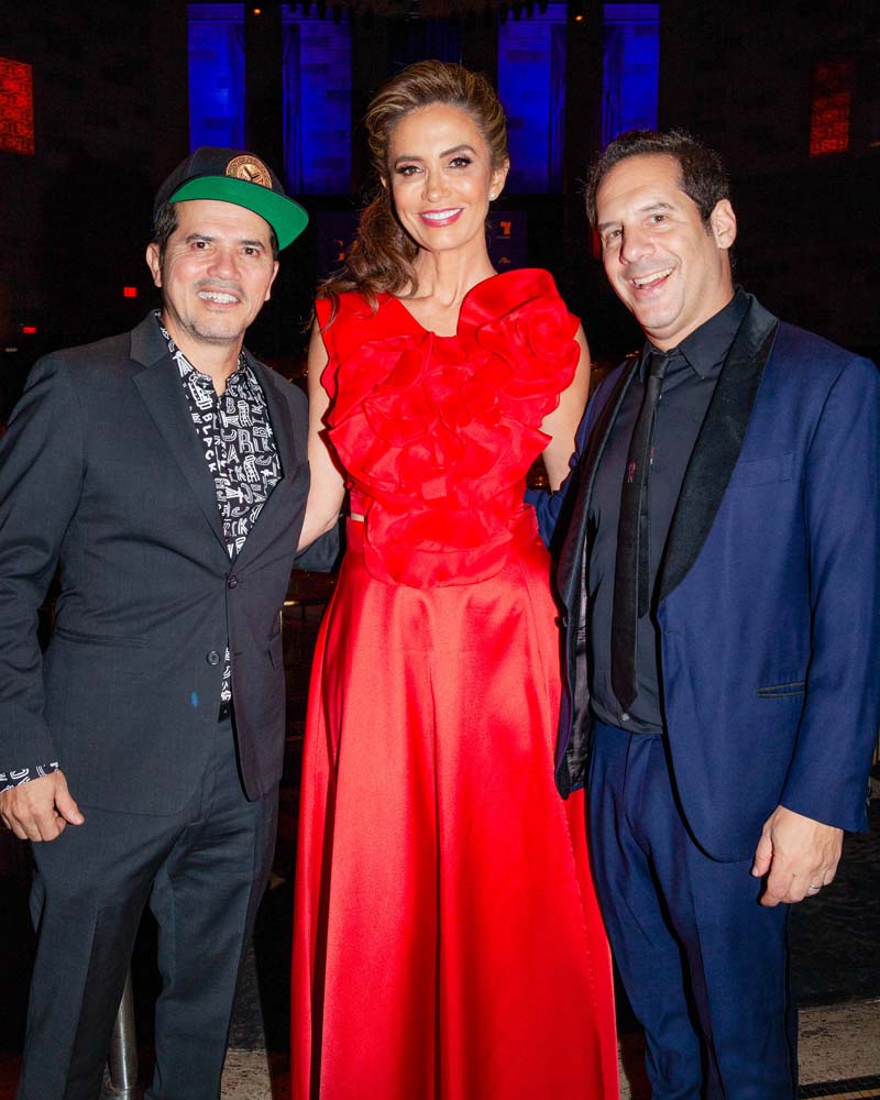 John Leguizamo, Claudia Romo Edelman, y Seth Herzog en la Gala de 2023.