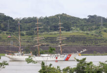 Velero de la guardia costera de EE.UU. cruza el Canal de Panamá tras gira por el Pacífico