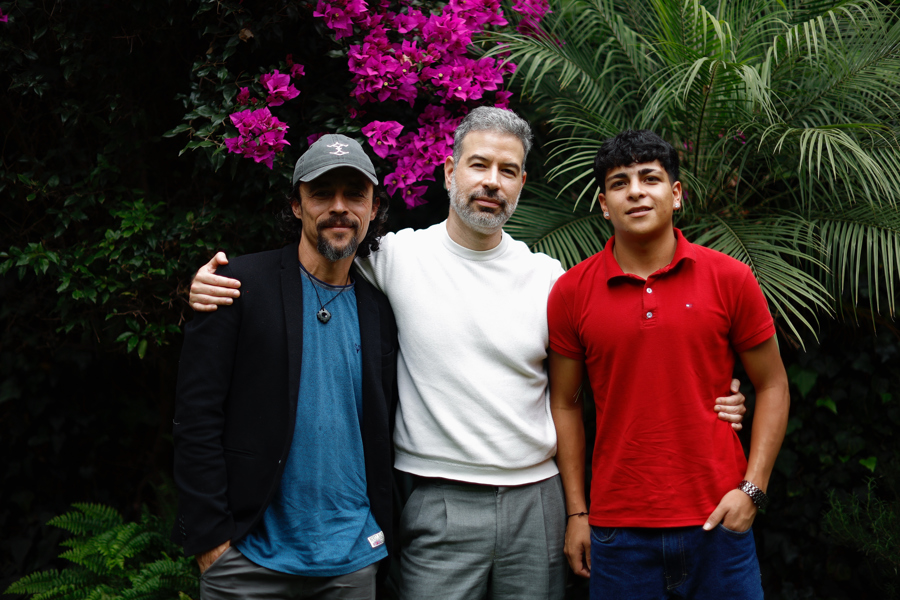 El cineasta mexicano David Pablos (c) y los actores Osvaldo S&aacute;nchez (i), V&iacute;ctor Prieto 