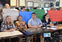Migrantes piden clemencia a Trump al vencer el TPS para 60.000 hondureños y nicaragüenses El presidente de la Fundación 15 de Septiembre, Juan Flores (d), y la hondureña Iris Aguilar (c) sostienen carteles