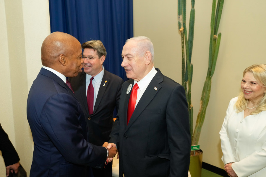 Eric Adams (i), saludando al primer ministro israelí, Benjamin Netanyahu,