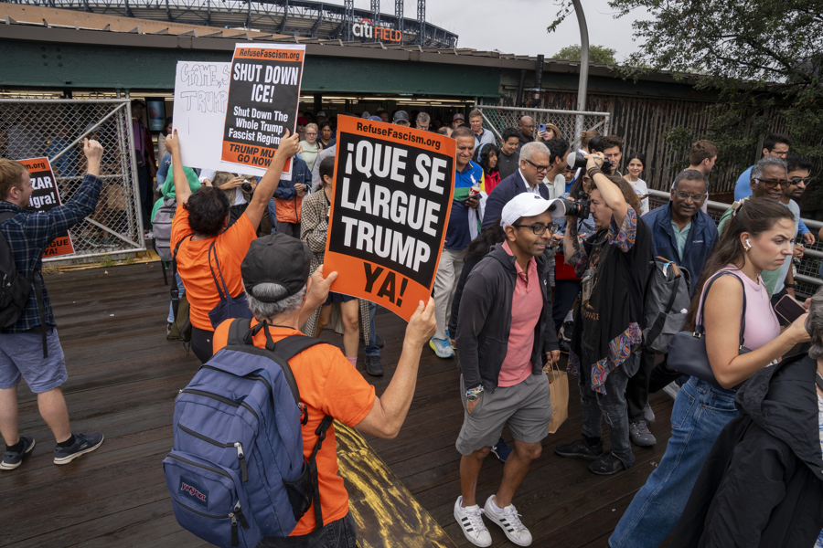  Integrantes del grupo Refuse Facism sostienen carteles durante una protesta este domingo, previo a la final masculina del US Open