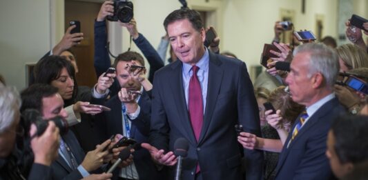 James Comey (c) hablando con periodistas